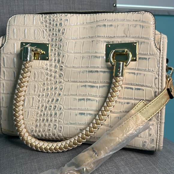 Gorgeous NWT Gianni Bini Crème Croc Embossed Tote Bag- Gold Detailing - Picture 6 of 6